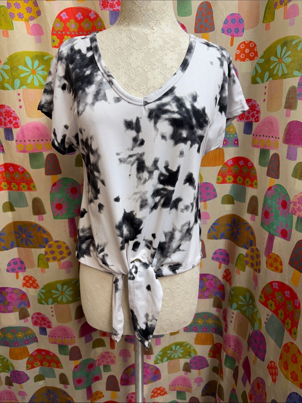 Full Circle Trends S/S Tie Front T Shirt. Medium